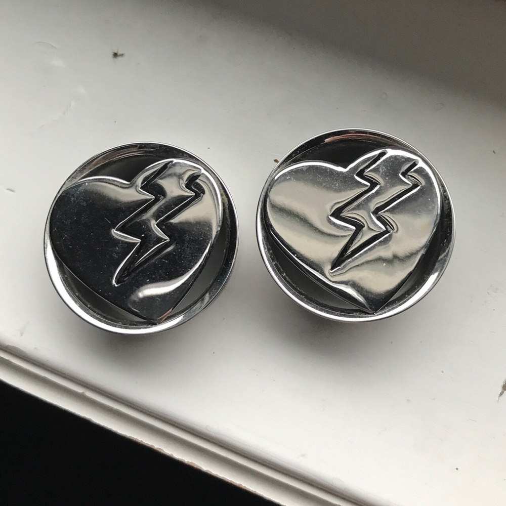 Single-flared steel lightning heart plugs